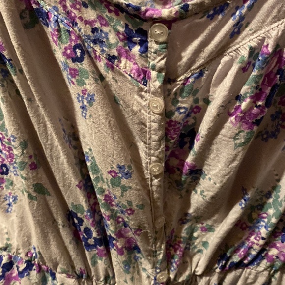 Cute floral print blouse with buttons. - Picture 4 of 4